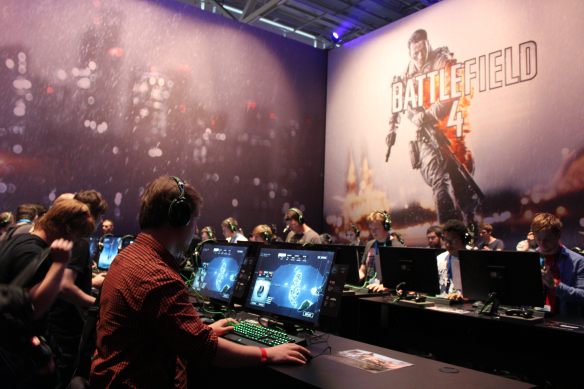 Unser Alex ist fröhlich am Battlefield 4 spielen.