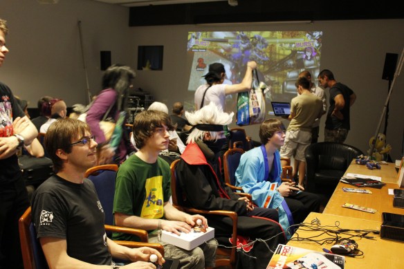 Tekkenspieler mit Fightsticks.