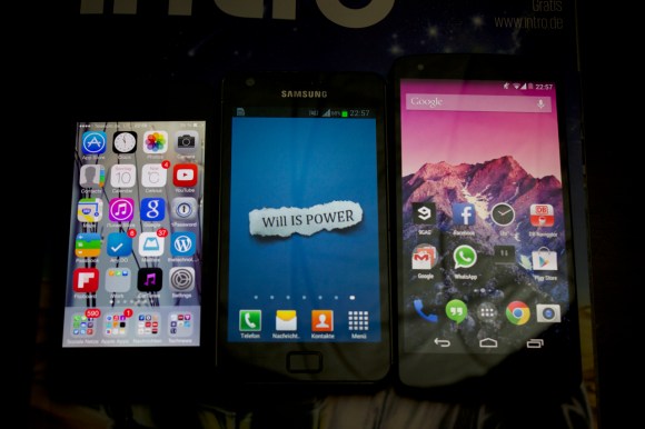 Das Nexus 5 (rechts) im Größen-Vergleich mit dem iPhone 5 (links) und dem Samsung Galaxy S2 (mitte).