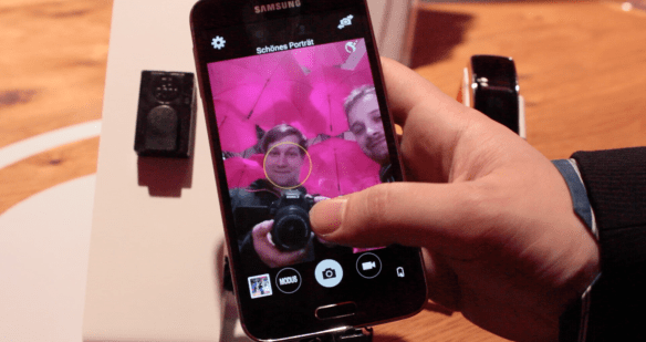 Hinten gibt es 16 Megapixel und Selfie werden mit 2 Megapixeln aufgenommen. Sehr gut.