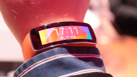 Die Gear Fit zeigt auch die Zeit an.