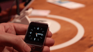 Natürlich zeigt die Galaxy Gear 2 auch die Uhrzeit an. 