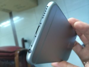 Auf der Unterseite lässt sich sehr gut erkennen, dass die Lautsprecher-Löcher größer werden und wie dünn das Gehäuse wird. via: Business Insider Quelle: Feng.com