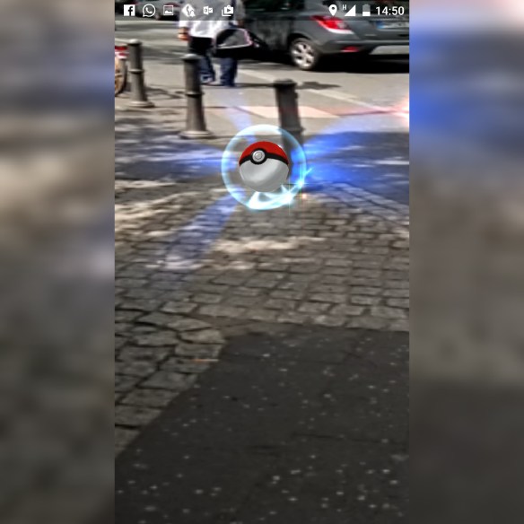 Wenn ihr euch erst mal an die Wurftechnik gewöhnt habt klappt das mit dem Pokemon fangen ganz gut